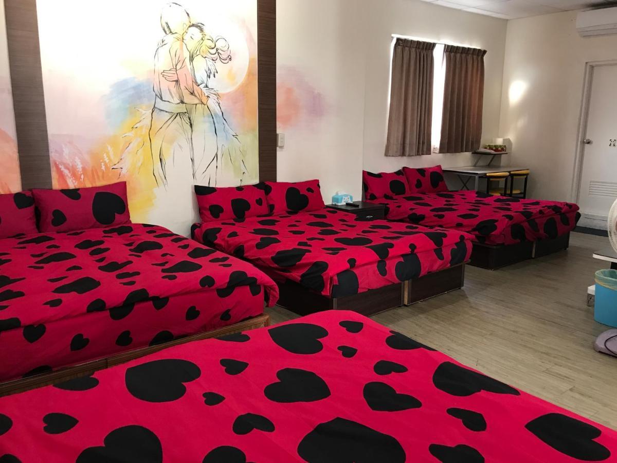 Апартаменты Mickey House-Fuxing Тайчжун Экстерьер фото