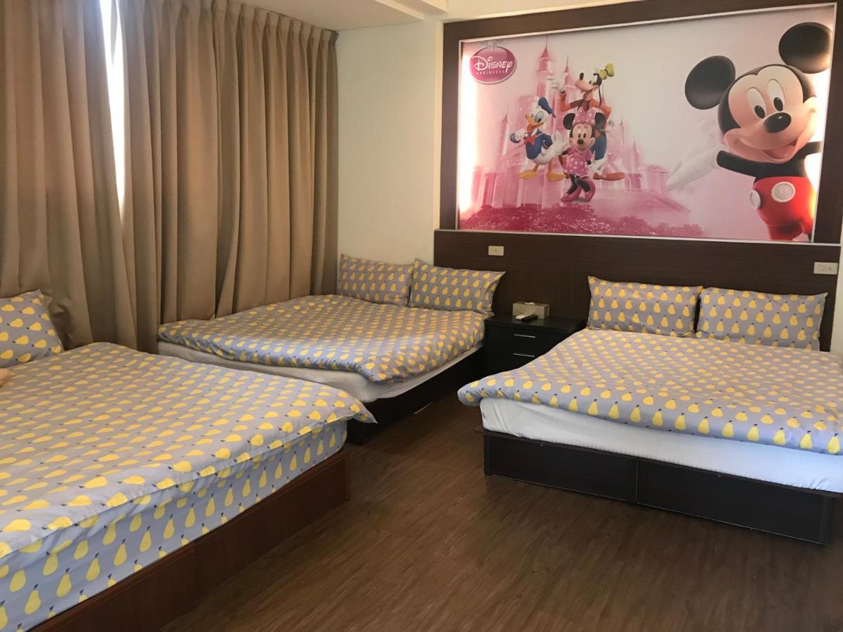Апартаменты Mickey House-Fuxing Тайчжун Экстерьер фото