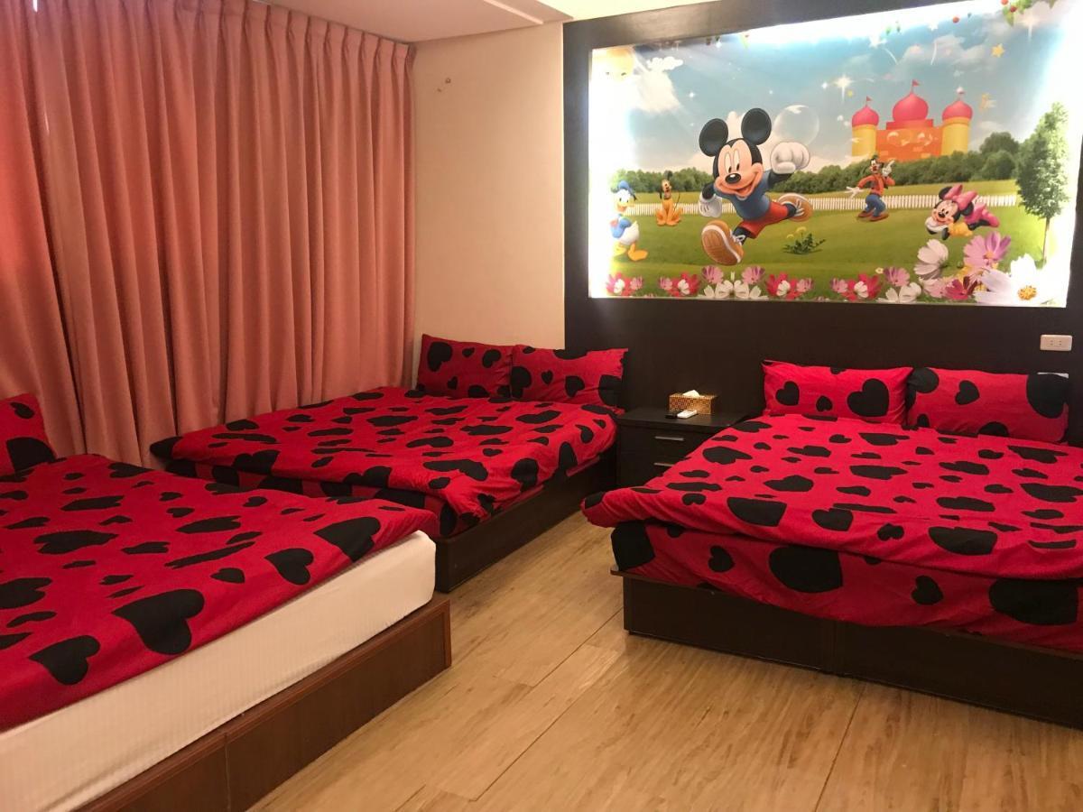 Апартаменты Mickey House-Fuxing Тайчжун Экстерьер фото